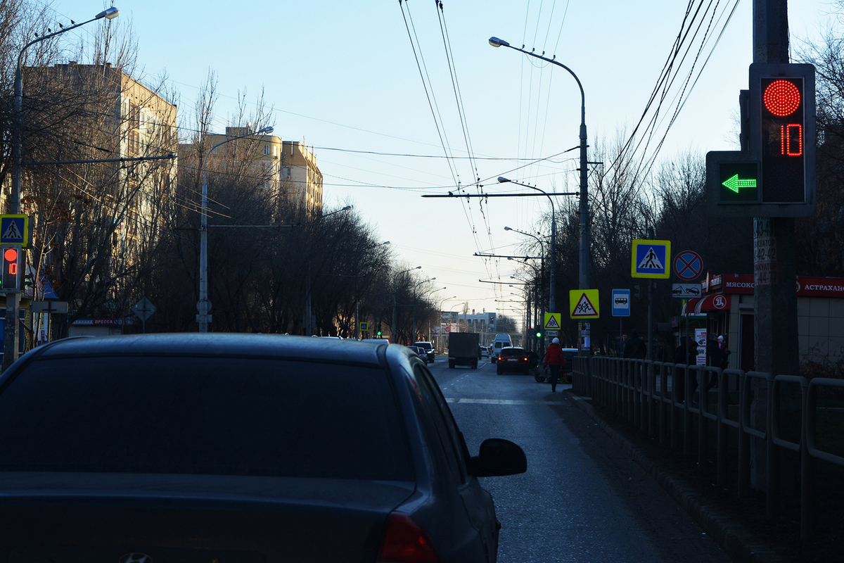 В Астрахани вновь сбили рамку ограничения высоты проезда автотранспорта