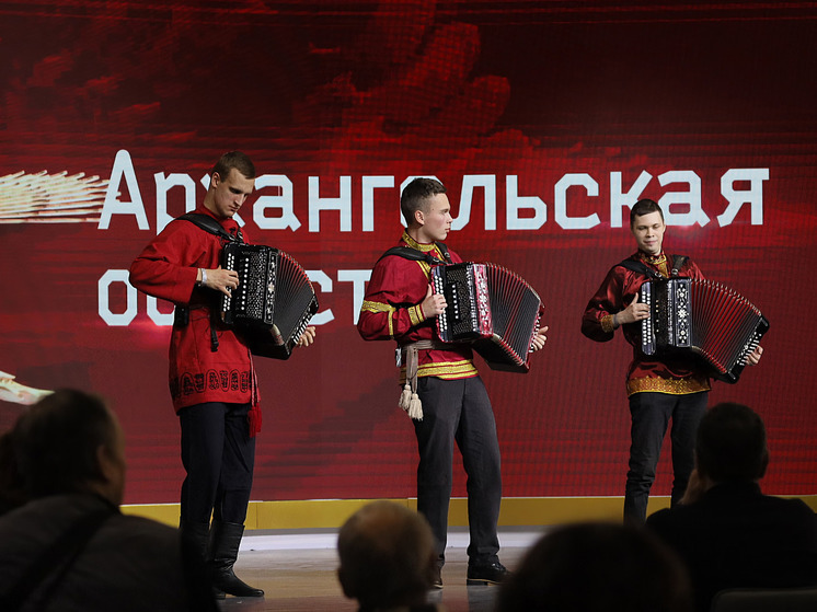 Показ северных костюмов под музыку гармонистов увидели гости выставки «Россия» на Дне Архангельской области