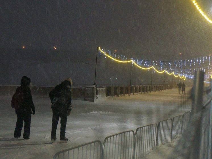 На Михайловской набережной в Новосибирске заработал каток