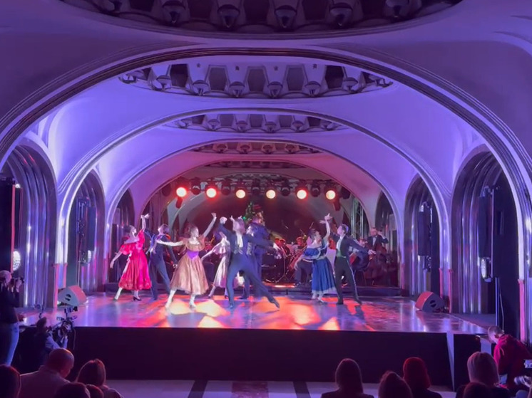 Балет "Щелкунчик" со звездами Большого театра представили на станции метро "Маяковская"