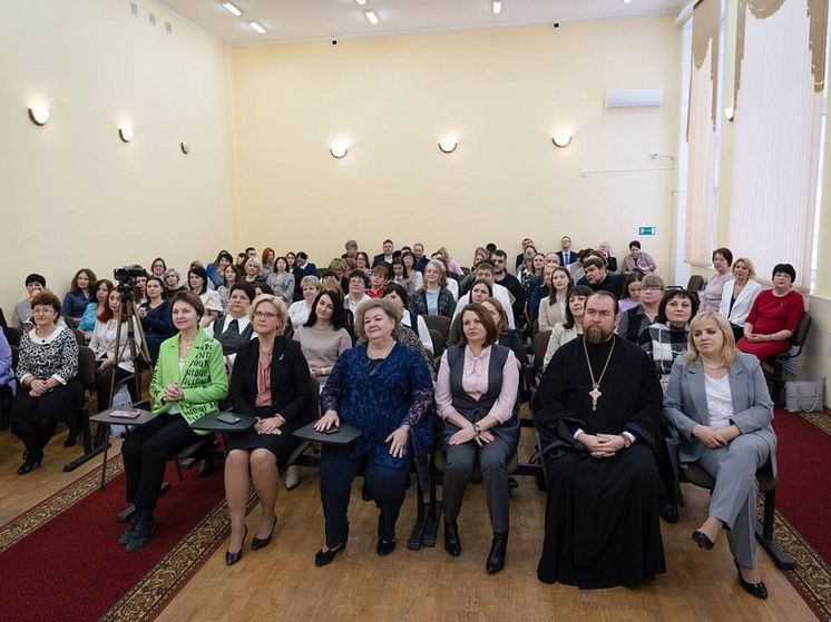 Курских работников образования наградили по итогам конкурсов профмастерства