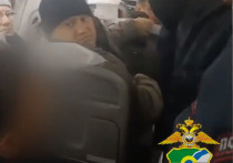 Транспортные полицейские из Барнаула задержали пьяного мужчину, который дебоширил на авиарейсе Сургут-Барнаул. Когда самолет приземлился в столице Алтайского края, правоохранители вошли в самолет и отвели хулигана в участок.