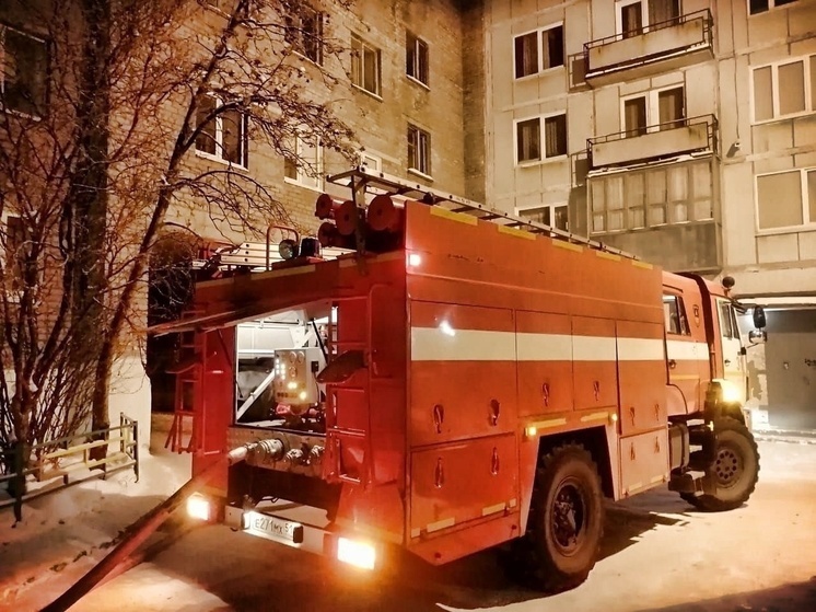 Два человека пострадали при пожаре в жилой пятиэтажке в Мурмашах