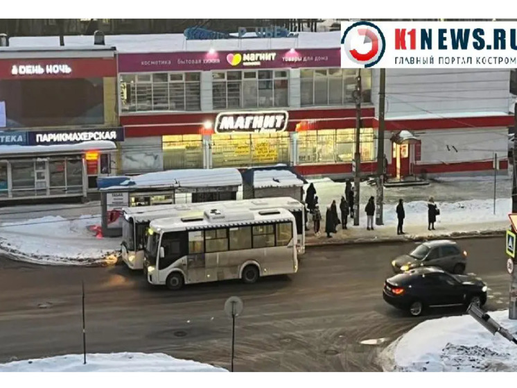 Два автобуса не поделили остановку в Черноречье