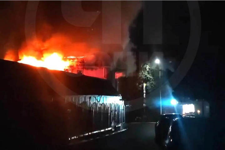 В Сочи в ночном пожаре сгорел магазин автомобильных аккумуляторов