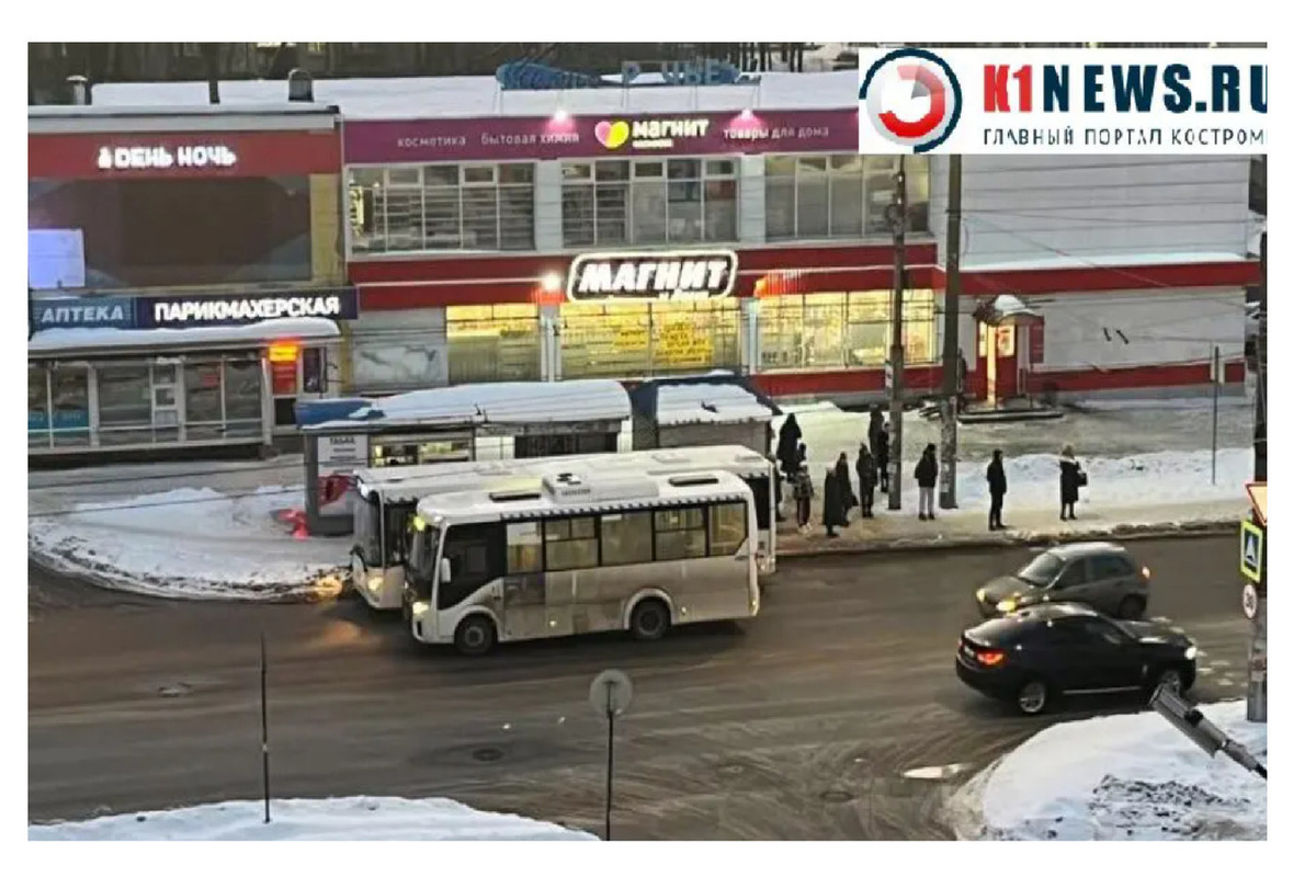 Два автобуса не поделили остановку в Черноречье