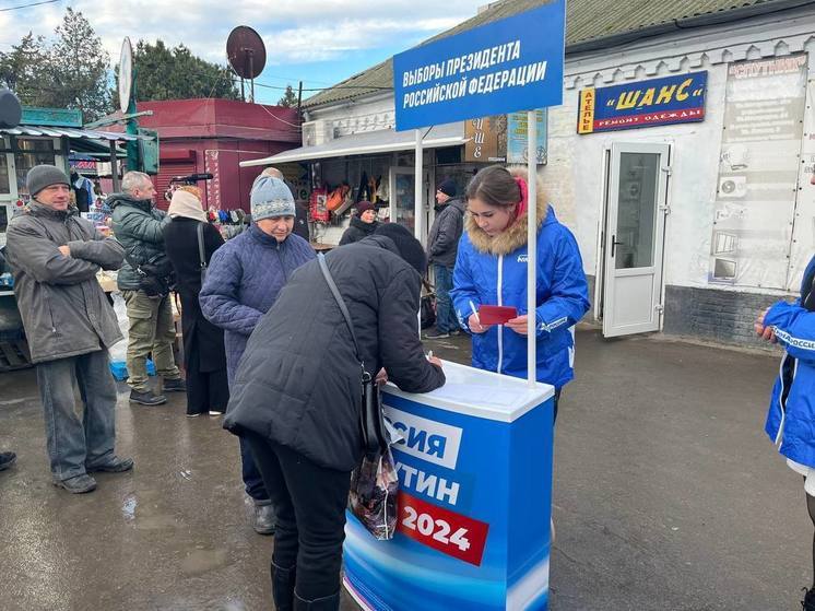 В Геническе начали сбор подписей в поддержку кандидатуры Путина