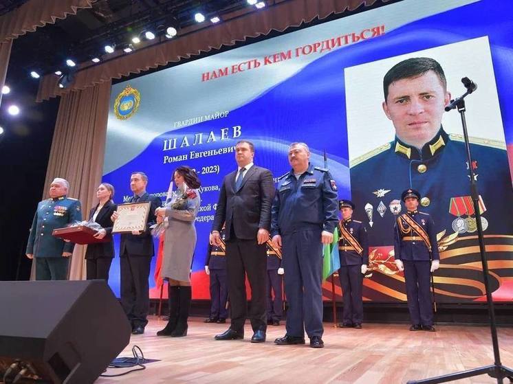 Медали «Золотая звезда» передал губернатор родным погибших на СВО омичей