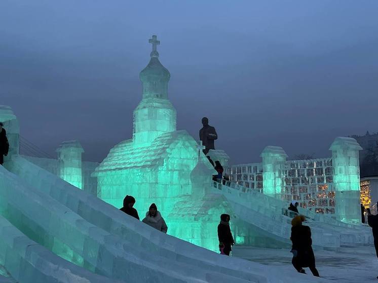 Ледовый городок торжественно открыли на площади Ленина в Чите