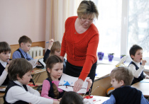 Уполномоченный по правам ребёнка в Свердловской области Игорь Мороков считает, что вводить запрет на использование телефонов в школах нужно и для педагогов
