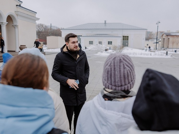 Артём Никитин провёл экскурсию для молодежи по Торговому городку в Рязани