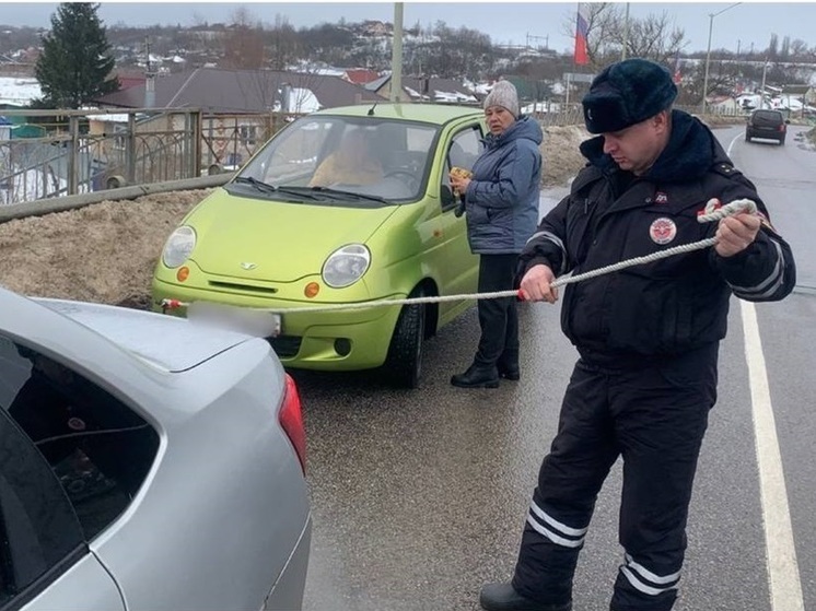 На трассе в Воронежской области 62-летнюю автоледи на «Дэу Матиз» отбуксировали на полицейской машине