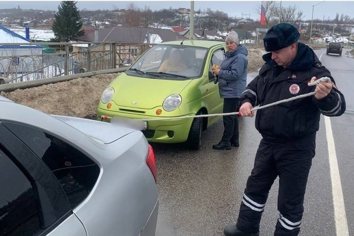 На трассе в Воронежской области 62-летнюю автоледи на «Дэу Матиз» отбуксировали на полицейской машине