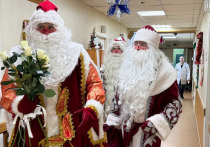 Сразу три Деда Мороза заглянули в Мурманский областной онкологический диспансер, чтобы поздравить пациентов с наступающим Новым годом