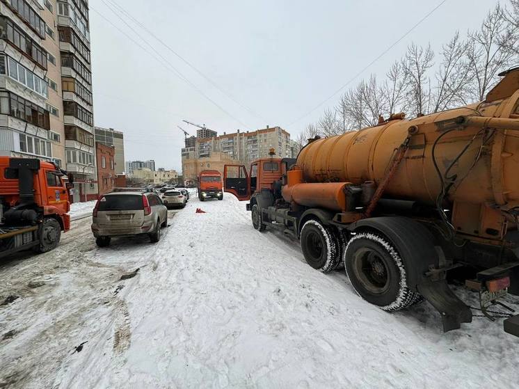 На Северо-Западе Челябинска проезжую часть затопило водой - МКЧелябинск