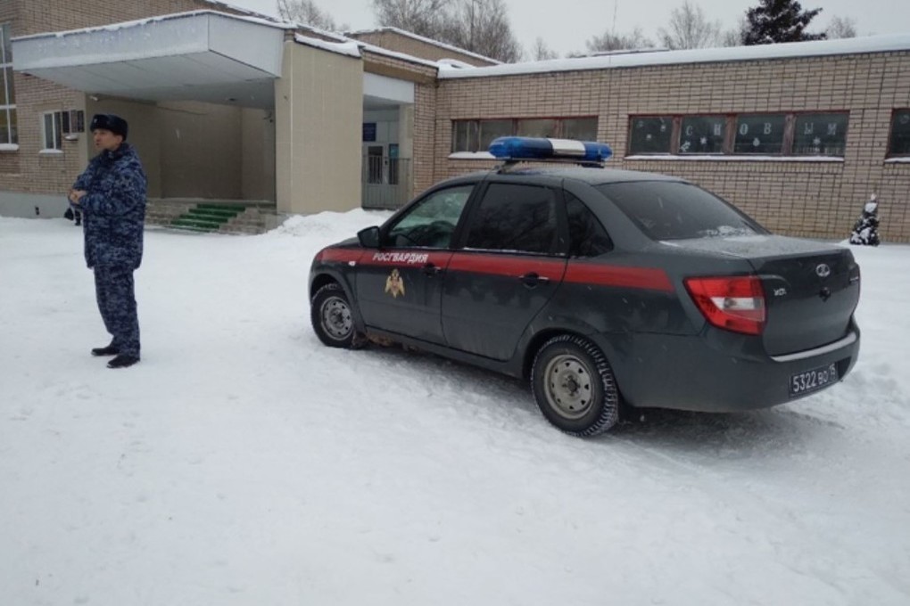 Росгвардейцы провели для новгородских школьников выставку спецтранспорта