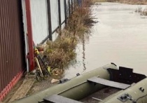 Река Алейка в Зеленоградском районе Калининградской области вышла из берегов после того как из-за урагана ее устье занесло песком, сообщает Telegram-канал Amber Mash