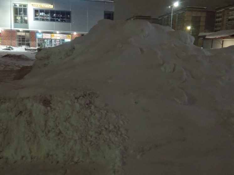 Двухметровые горы снега заполнили обновленную площадь в Петрозаводске