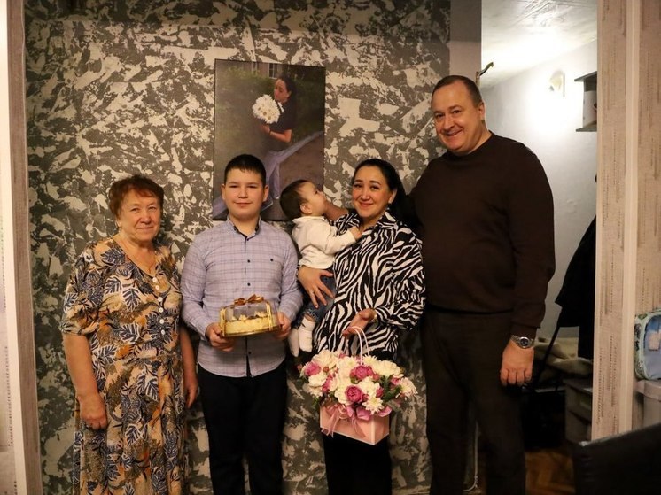 Глава Серпухова поздравил семью участника СВО с наступающими праздниками