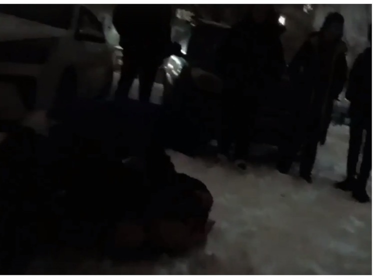В Новосибирске двое школьников устроили жестокую драку на глазах сверстников