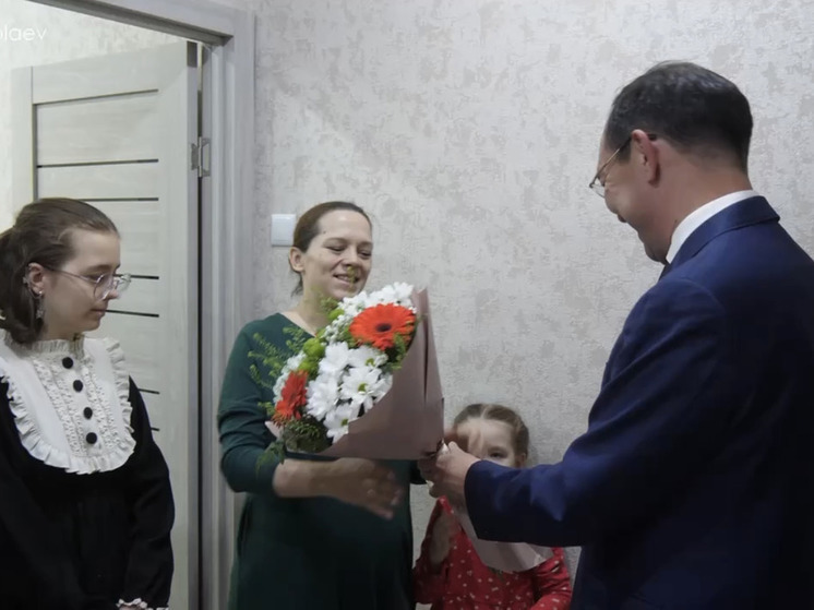 Глава Якутии посетил семью участника СВО в Нерюнгри