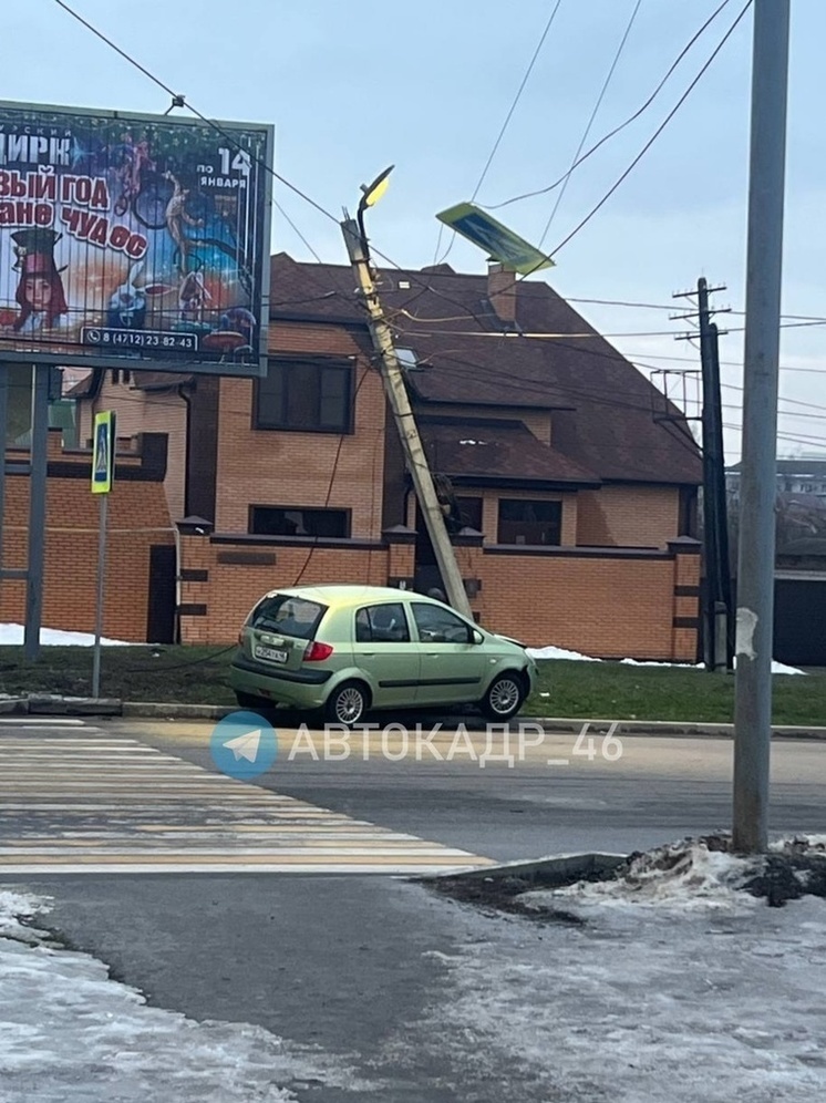 В Курске автомобиль сбил фонарный столб на жилой дом