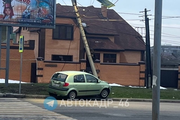 В Курске автомобиль сбил фонарный столб на жилой дом