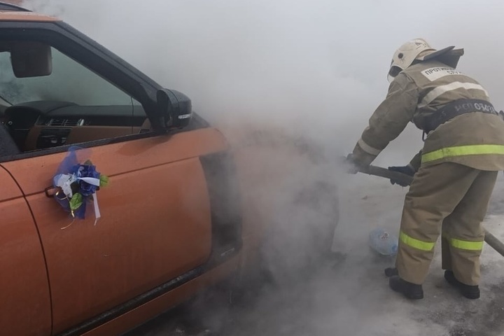 В Курской области во время пожара сгорел легковой автомобиль