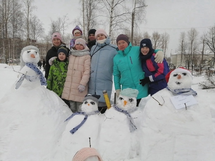 Северодвинцы слепят сотню снеговиков в парке