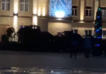 Елка на главной площади города Карачаевска в Карачаево-Черкессии упала под напором ветра
