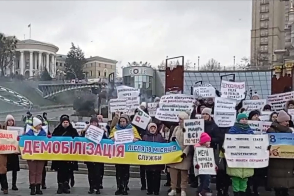 The wives of those mobilized in Kyiv demanded the release of their husbands after a year and a half of service