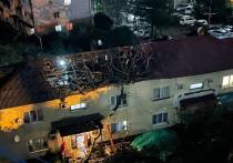 Штормовой ветер частично сорвал крышу двухэтажного многоквартирного дома в Сочи