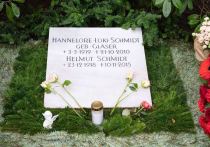 Захоронение бывшего канцлера ФРГ Гельмута Шмидта и его жены Локи было осквернено в Гамбурге
