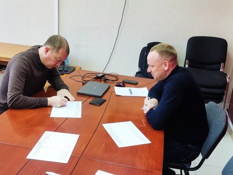 Депутат Сахалинской облдумы оставил подпись в поддержку Путина на выборах
