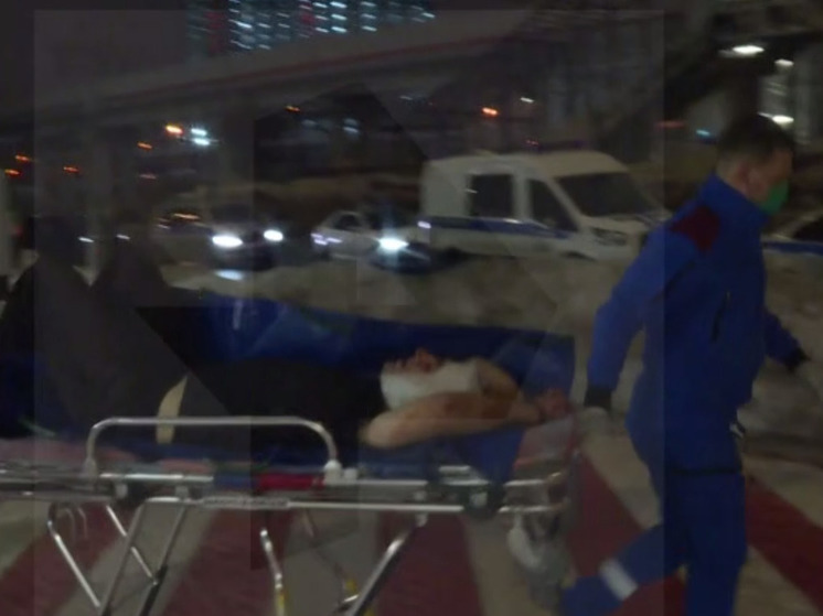 РЕН-ТВ опубликовал кадры госпитализации предполагаемого убийцы 25-летней девушки в районе Москва-Сити