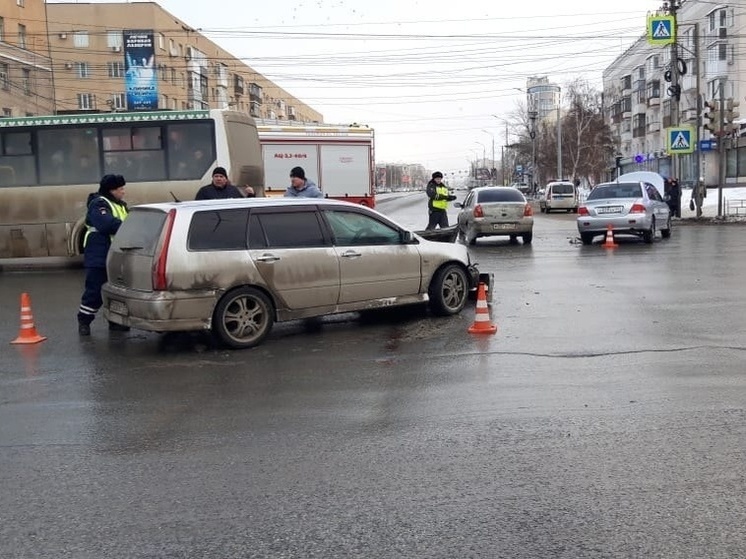  В ДТП с двумя иномарками в центре Омска пострадала 13-летняя девочка