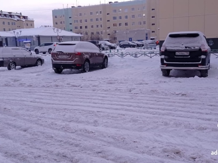 Расчистке снега на проездах в Нарьян-Маре помешали частные машины