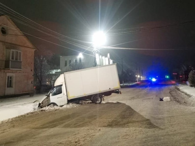 Под Новосибирском "Газель" сбила идущих по дороге мужчин