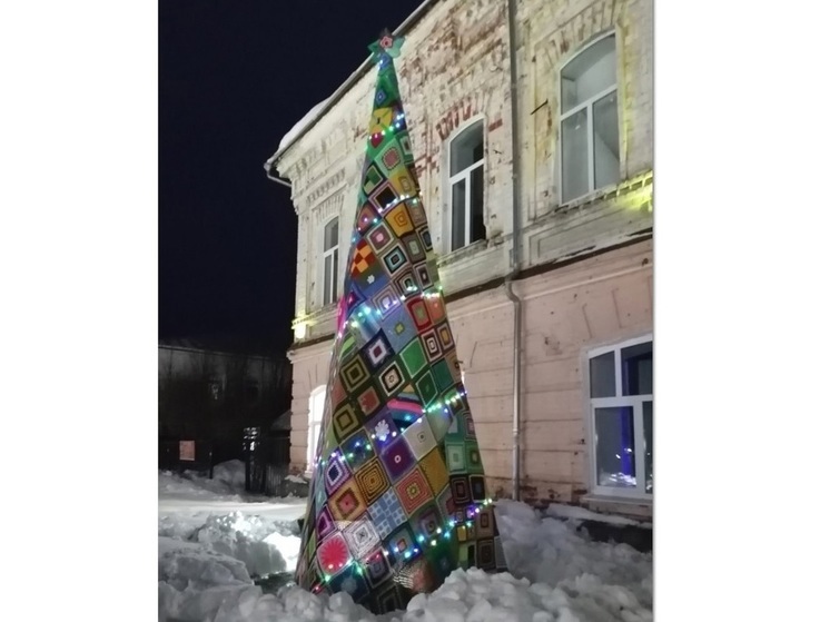 В Пошехонье появилась яркая и теплая новогодняя елка из ниток