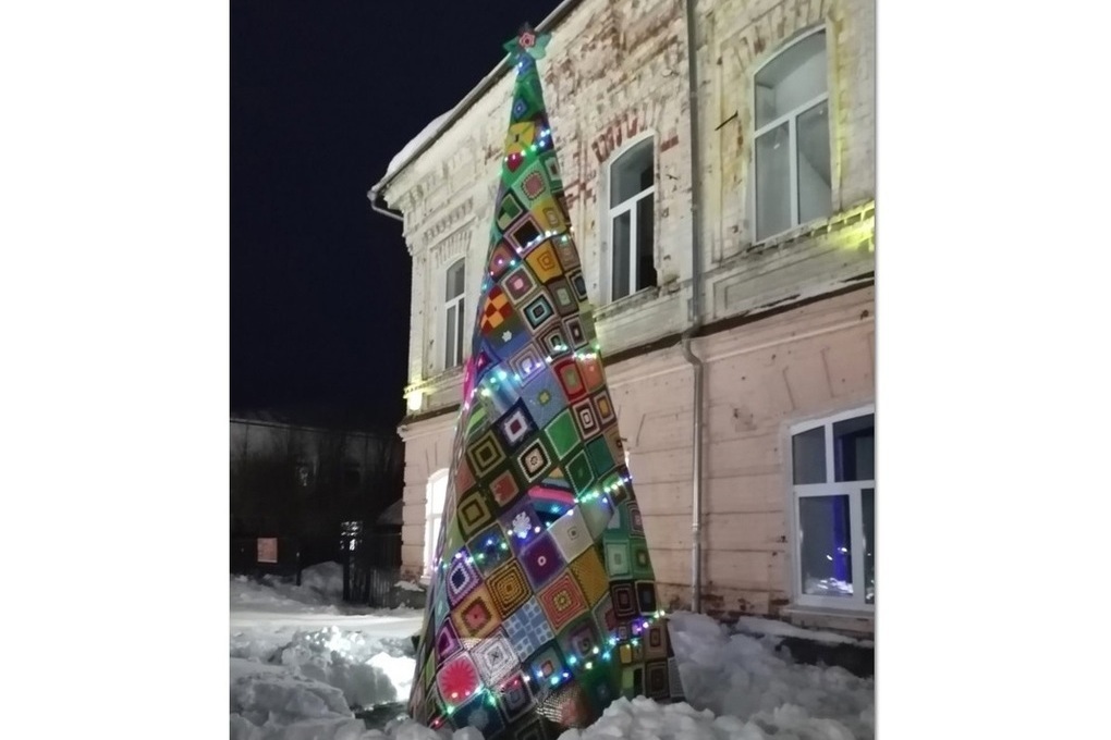 В Пошехонье появилась яркая и теплая новогодняя елка из ниток