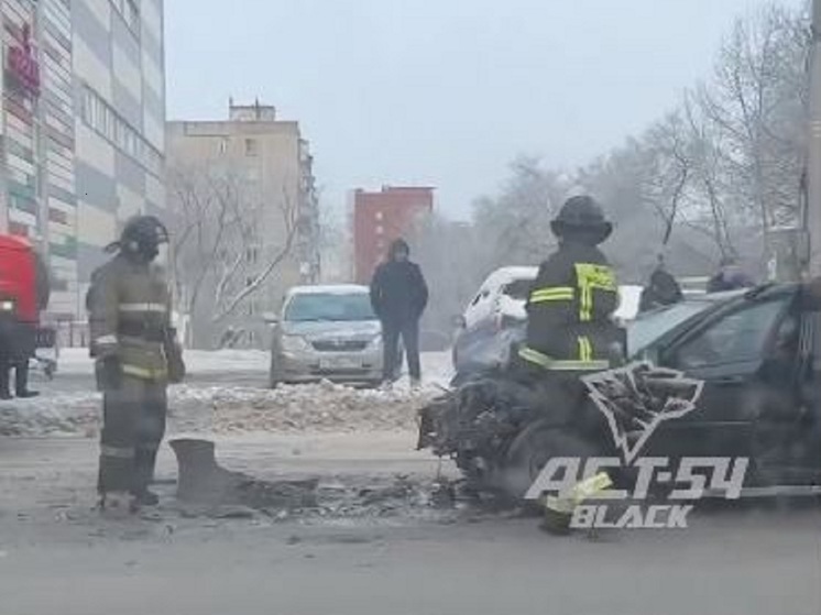 КамАЗ столкнулся с иномаркой на улице Бориса Богаткова в Новосибирске