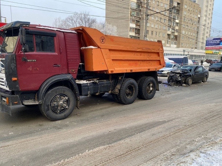 В Новосибирске водителя и пасссажирку Шевроле госпитализировали после ДТП с КамАЗом на Бориса Богаткова
