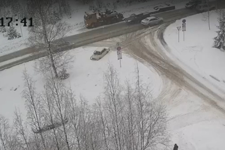 Водитель легковушки выехал под бензовоз в Петрозаводске и утонул в сугробе