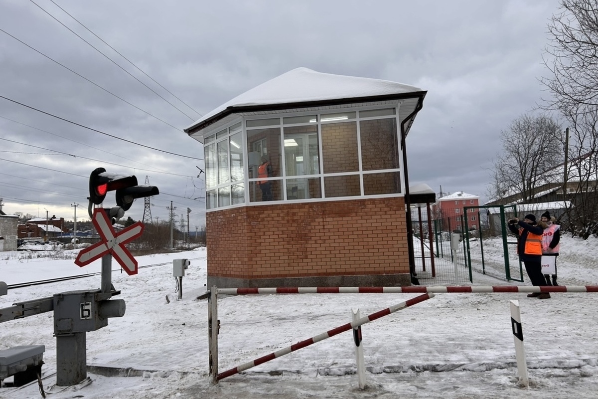 На железнодорожном переезде в Чусовом появилось новое здание поста вместо  разрушенного грузовиком - МК Пермь