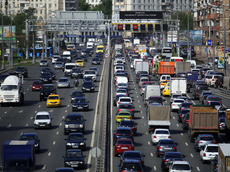 В центре Москвы автомобиль «аккуратно» врезался в стену и загорелся