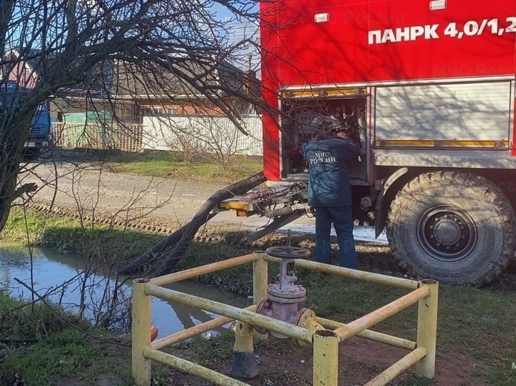 Кубанские спасатели продолжают ликвидировать последствия неблагоприятной погоды