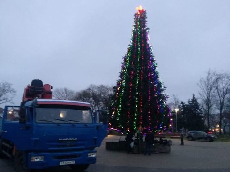 Тульские рабочие поставили новогоднюю елку в Мариуполе