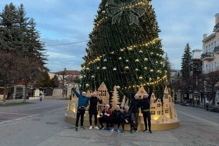 Seven athletes ran the race, taking photographs near the main Christmas trees of the CMS cities