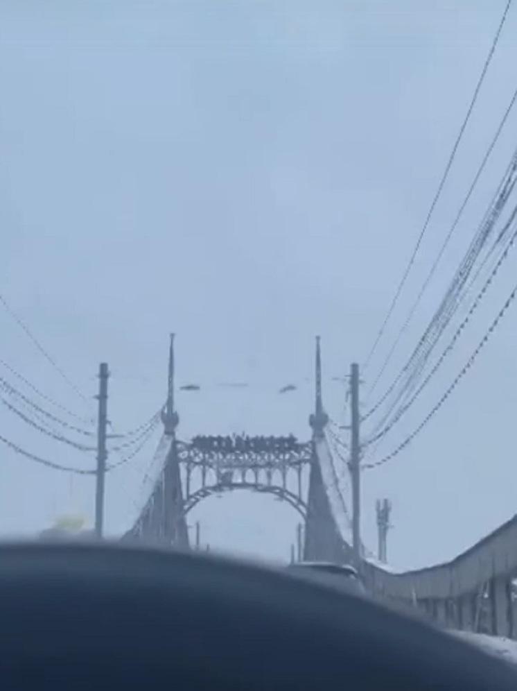 В Твери группа людей забралась на вершину Старого моста