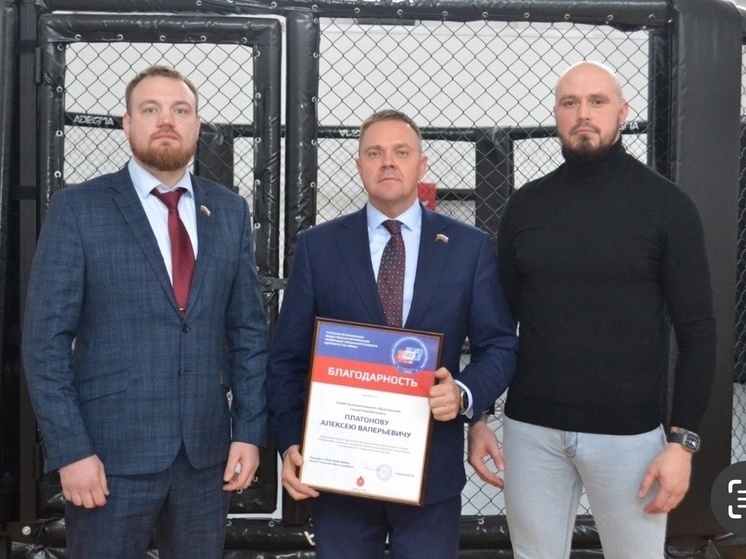 В Новомосковске юным спортсменам вручили новогодние подарки